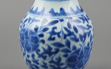 Chinees porseleinen vaas met bolvormige buik en blauw-wit floraal...