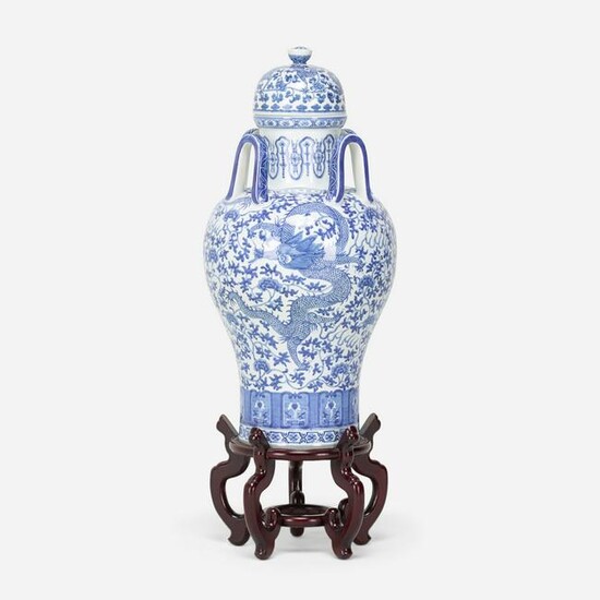 Chinese Export, Monumental covered urn