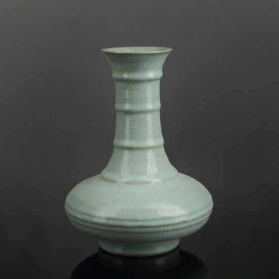 Chinese Guan kiln Green glaze Porcelain Vase