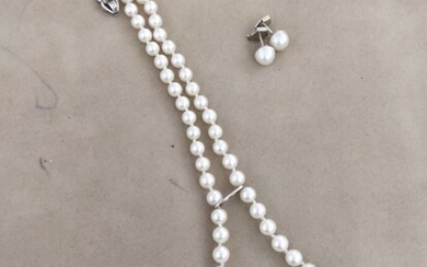 Collier de soixante-dix-neuf perles de culture en chute, le fermoir e, or gris 750 millièmes,...