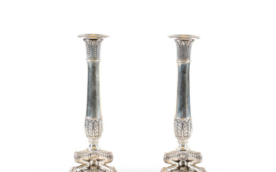 Coppia di candelieri in argento con fusto decorato da foglie su tripode a zampa ferina e base sagomata. Germania, secolo…