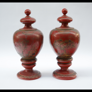 Coppia di elementi decorativi in legno laccato a fondo rosso e decorato a paesaggi e fregi dorati (h cm 45)(difetti)