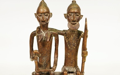 Couple assis avec enfant, Afrique de l'Ouest, probablement le peuple Dogon, Mali, ,bronze, patine brun...