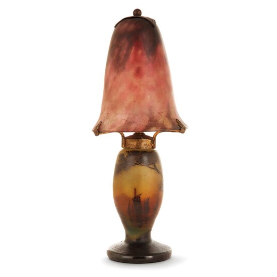 DAUM NANCY & DELATTE (ATTRIBUÉ À) Petite lampe tulipe en verre jaspé rose, orange, jaune et brun, piétement ovoïde en verre jaspé...