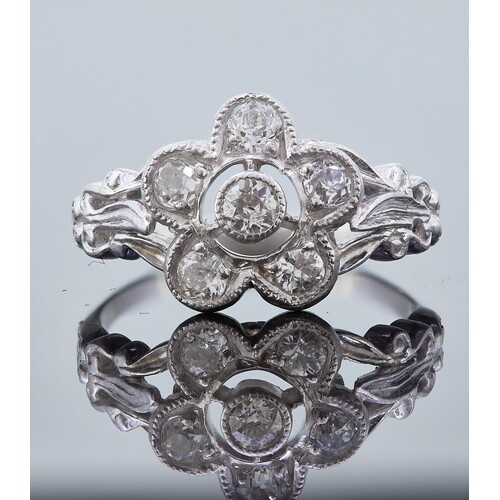 DIAMOND DAISY CLUSTER RING, of openwork design, set with a c...