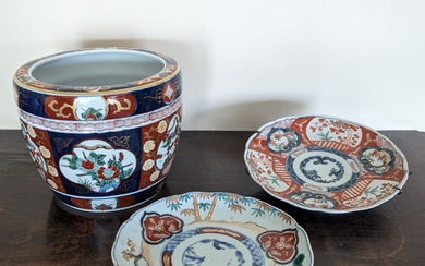 Deux assiettes en porcelaine à décor Imari. On joint un cache-pot moderne à décor dans...