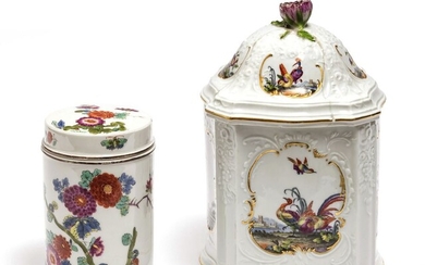 Deux boîtes à thé - Meissen, 18e s. Porcelaine, l'une d'entre elles avec un décor...