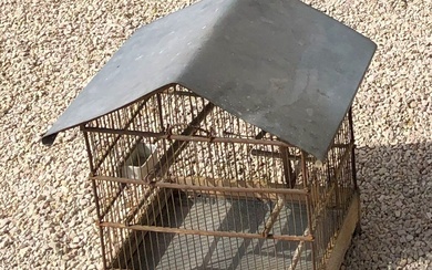 Deux cages à oiseaux en tôle peinte pour... - Lot 1017 - De Baecque et Associés