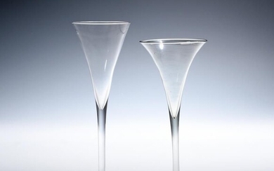 Deux verres à toast fin 17ème/18ème siècle, le premier d'une teinte vert pâle, la coupe...