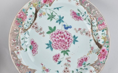 Dish - A VERY LARGE AND EARLY FAMILLE ROSE CHARGER DECORATED WITH FLOWERS - Porcelain