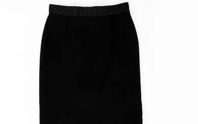Dolce & Gabbana: A black skirt made of wool with a zipper on the back. Size 46 (IT).