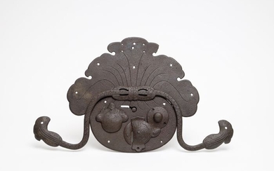 Door lock - Cast iron - Heavy iron cast doorlock with a large plate depicting the immortal Hotei with his bag of fortune - Japan - Late Edo period