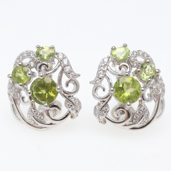 EARRINGS, sterling silver with peridots, contemporary.