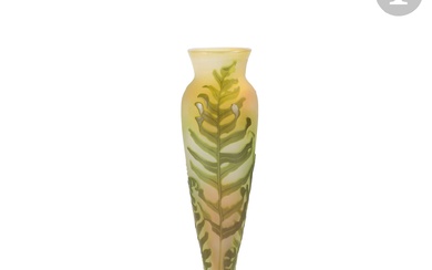 ÉTABLISSEMENTS GALLÉ (1904-1936) Fougères Vase balustre à col évasé. Épreuve en verre multicouche au décor...