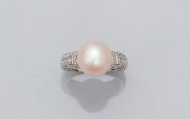 Elegant ring in white gold, 750 MM, centered on a cultured pearl, diameter 11/11.5 mm, with baguette-cut and brilliant-cut diamonds, size: 53, weight: 7.15gr. rough.