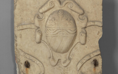 Epigrafe in marmo decorata con stemma nobiliare, sec.XVII cm. 40x75