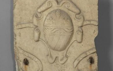 Epigrafe in marmo decorata con stemma nobiliare