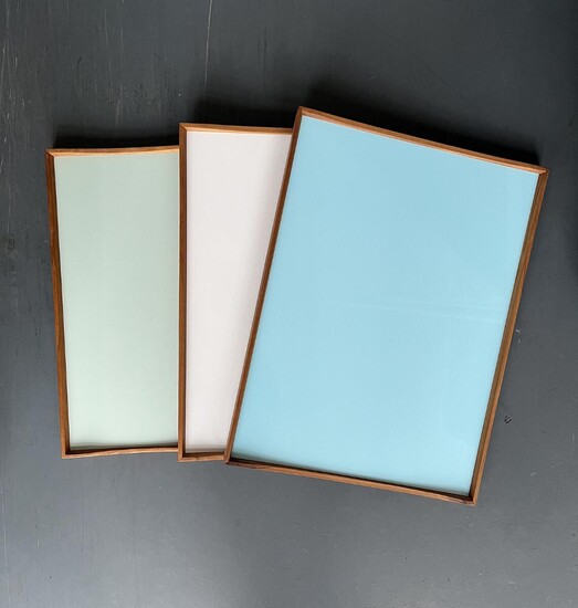 SOLD. Finn Juhl: "Turning tray", set of three teak trays, dual sided with coloured laminate. Manufactured by Architectmade. (3) – Bruun Rasmussen Auctioneers of Fine Art