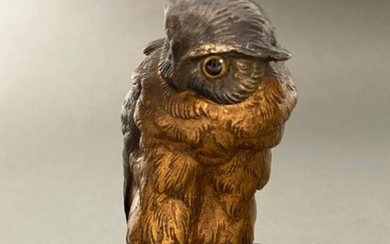 Franz Bergman (1861 ~ 1936) Vienna bronze of an Owl seated on books in confident pose. Signed with Bergman 'B'. Circa 1900 - Height 10.5 cm.