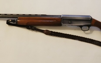 Fusil semi-automatique Franchi-Verney Carron calibre 12/70 numéro 87A366. Bascule dural anodisé noir, devant fendu canon...