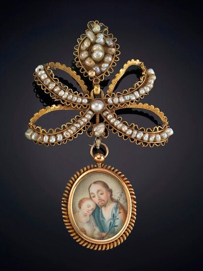 GOLD FILIGRANE DEVOCATIONAL PENDANT WITH PEARLS on a matt yellow gold chiselled 18k frame and 9k curly gold pendant Price: 250,00 Euros. (41.597 Ptas.)