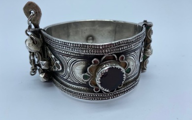 Hinged pin bracelet ‘Tanbelt’ - Enamel, High-grade silver - Berber Amazigh - Tiznit South Morocco - First half 20th century