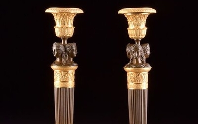 In the manner of Claude Galle - A pair of Empire Candelsticks with three female busts (2) - Empire - Bronze (gilt), Bronze (patinated) - Circa 1805-1810