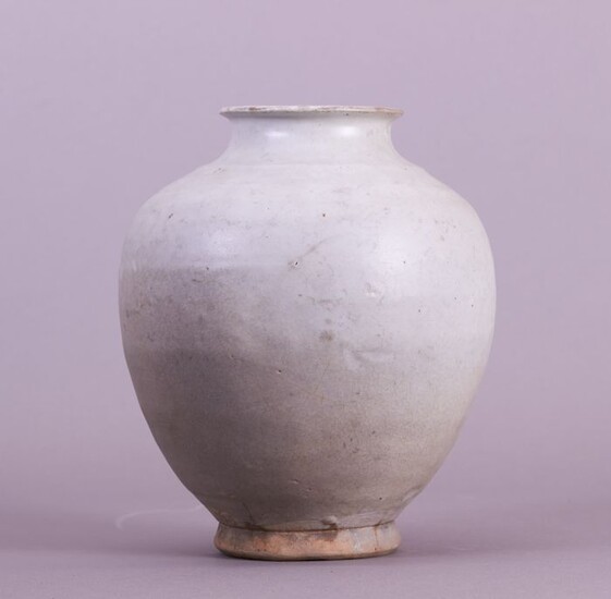 Jar - Monochrome - Porcelain - A MONOCHROME GLAZED PORCELAIN JAR (Ex. Museum) - China - Ming Dynasty (1368-1644)
