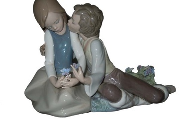 LLADRO FIGURINE BOY & GIRL KISSING PORCELAIN, RETIRED Rare Lladro Figurine Boy & Girl Kissing
