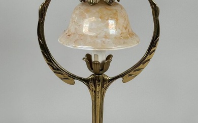 Lampe de bureau en bronze à décor feuillagé, l'abat-jour en verre à l'imitation du marbre....