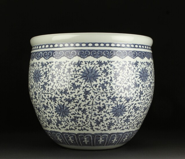Large Chinese porcelain pot, probably 20th century