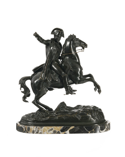 L'empereur Napoléon à cheval, fin du XIXe s., bronze à patine verte, signé Questé sur la base, socle en marbre, 29x26x13 cm