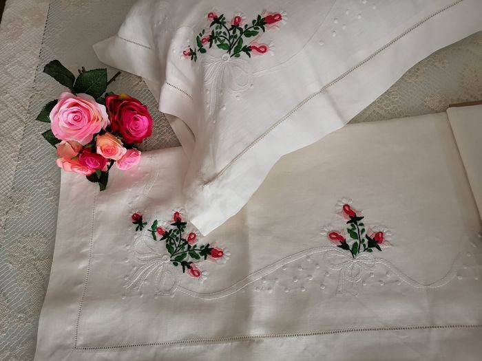 Lot consisting of a pure 100% linen double bed sheet with satin stitch handmade embroidery + 2 custom pillows - PILLOWCASES 38 x 78 cm (OLD MEASURE)