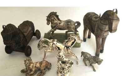 Lotto composto da sette sculture raffiguranti cavalli di misure e materiali diversi (difetti)