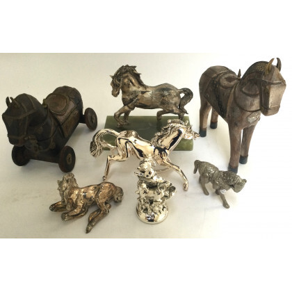 Lotto composto da sette sculture raffiguranti cavalli di misure e materiali diversi (difetti)