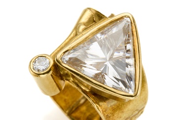 MISANI Bague en or jaune, diamant rond ct. 0.17 circa diamant et bague triangulaire en...