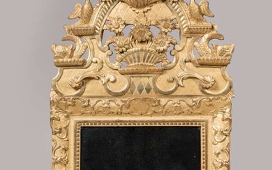 Miroir en bois doré et sculpté orné d'un fronton à décor ajouré de panier fleuri...