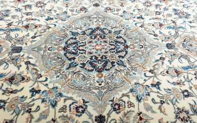 Nain Habibian - Very fine carpet with lots of silk & signature - 309 cm - 184 cm