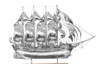 Navire Juan Sebastián Elcano . Modèle de brigantine-schooner en argent repoussé et gravé, avec base...
