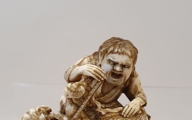 Netsuke, Gamma Sennin arguing with the big toad trying to steal his water bottle, signed Kozan - Ivory - Japan - Meiji period (1868-1912)