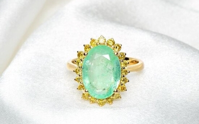No Reserve Price - 4.84 ct Emerald & 0.58 ct Natural Yellow Diamonds - 14 kt. Yellow gold - Ring Emerald - Diamonds, IGI Certified