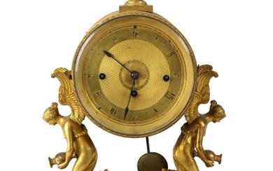 Orologio in bronzo dorato del XIX secolo, quadrante circolare a doppia numerazione, caratterizzato da due figure femminili alate con versatoi, base squadrata con piedi leonini, altezza cm 37, (difetti, da revisionare)
