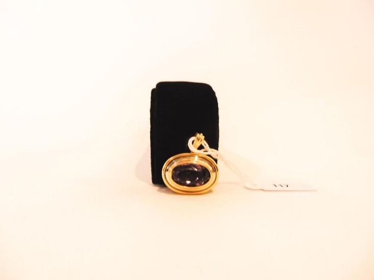 Oval pendant in 18 karat yellow gold set with an amethyst, hallmark, approx. 10g