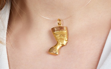 PENDENTIF NÉFERTITI Il représente la reine Néfertiti couronnée de profil en or jaune amati et...