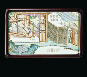 PLAQUE EN PORCELAINE DE LA FAMILLE ROSE, CHINE, DYNASTIE QING, EPOQUE QIANLONG (1736-1795)
