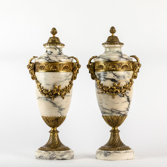 Paar cassoletten. Louis XVI stijl. Ca. 1900. Wit geaderd marmer. Verguld beslag.