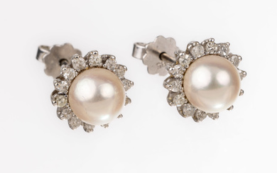 Pair of 14 kt gold pearl-diamond-earrings , WG 585/000, centered...