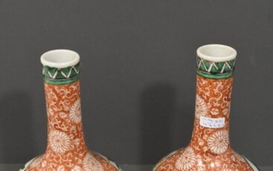 Pair of Chinese porcelain vases (H:23cm)