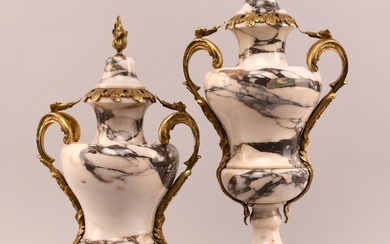 Paire de cassolettes en marbre veiné de style Louis XV - Les montures en bronze...