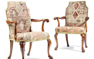 Paire de fauteuils à bras en bois d'if de style GEORGE II, peut-être IRLANDAIS, fin...